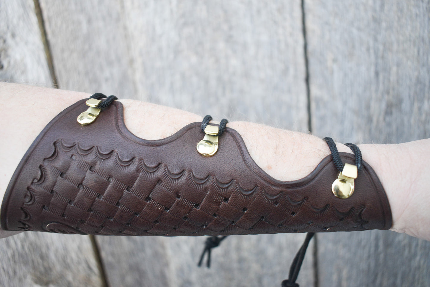 Armschutz aus Leder, Bogenschießen-Armschutz, für traditionelles Bogenschießen, extra lang, mit spitzen Enden und Korbgeflecht-Besatz